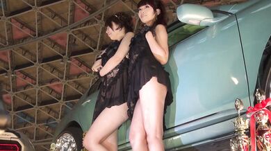 大型车展色魔摄影师紧盯几位美女车模鲍鱼半漏阴毛狠浓密 (2)